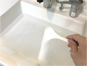 熱めのお湯にピュアホワイトO2を溶かす